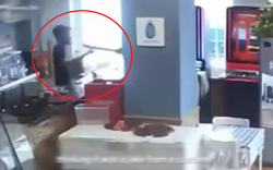 Cầm dao xông vào quán bar, tên cướp hét lên "đưa tiền đây" và cái kết bất ngờ