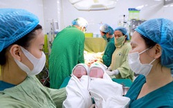 Sản phụ 56 tuổi sinh đôi, hai bé chào đời cách nhau một phút