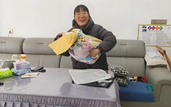 Món quà "vụng về" của 56 học trò cũ khiến cô giáo ngỡ ngàng sau 2 năm ra trường