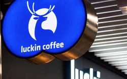 Sự trở lại của 1 "phượng hoàng" Trung Quốc: Từ bê bối "thổi" doanh thu hoá vua cà phê 18.000 cửa hàng, lật đổ Starbucks chỉ sau 5 năm