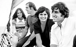 Chuyện thật như đùa: Hai cầu thủ nổi tiếng mở họp báo công khai... đổi vợ cho nhau, mang theo cả con cái lẫn chó cưng sang nhà mới!