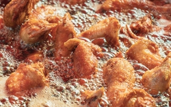 Chỉ một miếng gà rán cũng có thể tích tụ trong cơ thể đến 6 năm