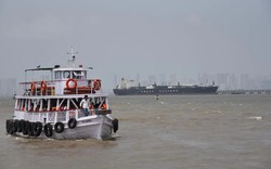 Hơn 800 tàu mắc kẹt chờ mở đường thoát qua eo biển Hormuz