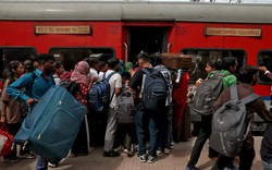 Cảnh tượng như thời Covid-19 bao trùm lên Ấn Độ, hàng trăm nghìn người đổ về các nhà ga, rời thành phố