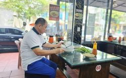 Xăng hạ nhiệt, giá tô phở, gói xôi vẫn neo cao: Vì sao “lên nhanh, xuống chậm”?