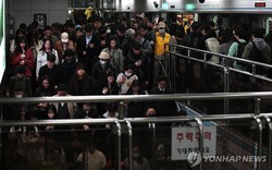 Seoul những ngày này: Biển người tràn xuống tàu điện ngầm, xe buýt cũng chật cứng sau lệnh cấm xe theo biển số chẵn lẻ