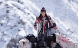 Muốn xem phim Trung Quốc này phải “cất não” đi: Nam chính xếp xác địch thành bánh kem ngàn lớp, sắp chết mà sao rảnh vậy?