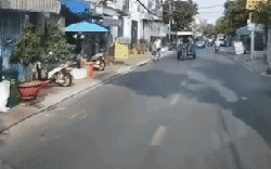 Clip tài xế ô tô ở TPHCM bỏ xe giữa đường sau mâu thuẫn giao thông