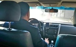 Phát hiện khách ôm túi đựng hơn 300 triệu đồng tiền mặt, tài xế nhận cuộc gọi lạ liền quay đầu đưa thẳng đến đồn công an