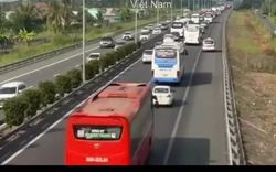 Dừng xe trên cao tốc đi vệ sinh, bị ô tô khách đâm chết tại chỗ