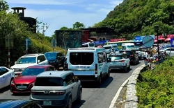 Dòng xe nhúc nhích qua đèo Hải Vân