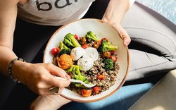 Tại sao ăn uống kiểu thập niên 80 lại tốt cho sức khỏe hơn? Và cách áp dụng quy tắc "ABCT" để thực hiện điều đó