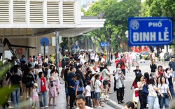 "Dịp lễ nào cũng phải ghé": Điểm vui chơi quen thuộc của Hà Nội đông kín người tham quan