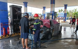 NÓNG: Ô tô con bốc cháy dữ dội tại cây xăng, 2 người ngồi trong xe tử vong