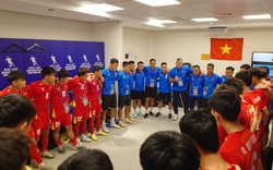 "Đột nhập" phòng thay đồ U17 Việt Nam sau trận thua ngược Hàn Quốc, HLV Cristiano Roland ôm động viên từng học trò
