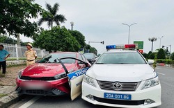 Vi phạm nồng độ cồn, tài xế tông xe bung cánh cửa ô tô chuyên dụng của CSGT