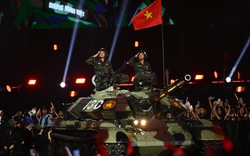 Chỉ concert Việt Nam mới có: Xe tăng tiến thẳng lên sân khấu, cả chục nghìn người cùng chào hiệu lệnh