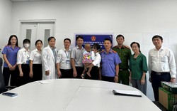 Trao giấy khai sinh cho bé trai 2 tuổi bị mẹ và cha dượng bạo hành ở TP.HCM