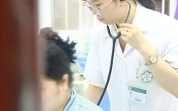 Người mẹ trẻ ôm con ra ban công sau nhiều tuần trầm cảm sau sinh