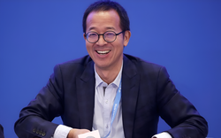 Thi trượt đại học 2 lần, theo đuổi 25 cô gái đều bị từ chối: Chàng trai quê nghèo "lội ngược dòng" thành tỷ phú giáo dục với tài sản 44.000 tỷ đồng