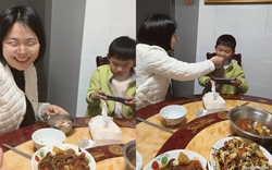 Con học lớp 3 vẫn ngồi chơi game để mẹ đút cơm: Mẹ yêu con kiểu này thì quá "ác độc" với đứa trẻ