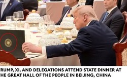 Thực hư clip ông Donald Trump "lật tài liệu của ông Tập Cận Bình" trong quốc yến
