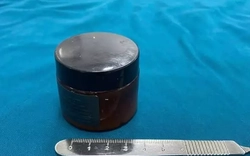 Người đàn ông hoảng loạn khi hũ mỹ phẩm chui tọt vào trực tràng