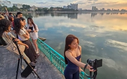 Nườm nượp check-in hoàng hôn 'tuyệt đối điện ảnh' ở Hồ Tây