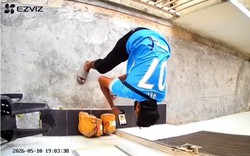 Camera ghi lại hành động gây bức xúc của shipper ngay sau khi xác nhận giao hàng