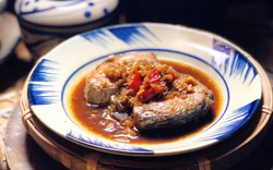 Nắng nóng cứ kho 1 nồi cá nục kiểu này, đảm bảo bạn sẽ ngạc nhiên vì vị ngon "tụt lưỡi" của xoài xanh