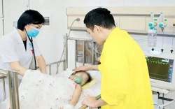 Chui qua cổng sắt đi chơi, bé gái 3 tuổi suýt mất mạng