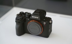 Máy ảnh cảm biến xếp chồng giá 114 triệu đồng của Sony có gì?