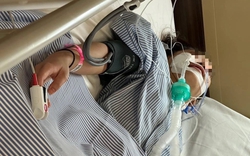 Bà mẹ 2 con 38 tuổi bật khóc khi phát hiện ung thư giai đoạn 3: "Tôi không biết đó là triệu chứng, tưởng ai cũng gặp"