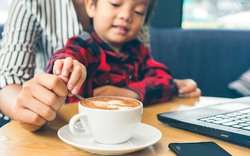 Vì sao trẻ em dưới 12 tuổi nên tuyệt đối tránh xa cà phê?