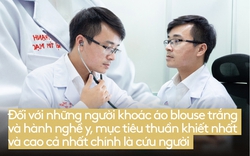 Chân dung vị bác sĩ Chợ Rẫy trong khoảnh khắc "hơn cả điện ảnh": Lao xuống xe cấp cứu, chạy như bay về phòng mổ để cứu một người mẹ