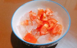 Người phụ nữ rất mê ăn cà chua với 1 loại gia vị, 3 tháng sau đi khám bác sĩ bối rối: "Cô đã ăn gì vậy?"