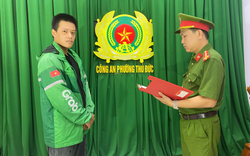 Thấy bạn gái cũ ngồi sau xe khác, thanh niên mặc áo xe ôm công nghệ "nổi máu điên" chặn đường đánh người ngã gục trên vỉa hè