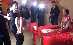 Chú rể vô tư bế thốc phù dâu trong lễ cưới, vẻ mặt của cô dâu khiến ai cũng hiểu: "To chuyện rồi"