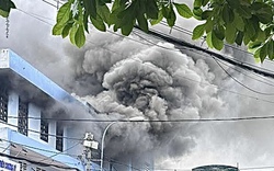 Cháy kho điện máy ở gần chợ đầu mối Hóc Môn
