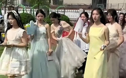 Nhiều nữ sinh mặc lộng lẫy dự lễ trưởng thành nhưng thản nhiên ngó lơ chai nước vứt chỏng chơ trên cỏ