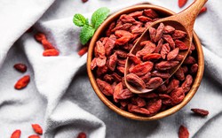Mùa hè dễ hao tâm huyết, mất ngủ: 5 thực phẩm màu đỏ giúp an thần, hạ hỏa