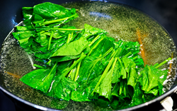 Người phụ nữ 36 tuổi sống lành mạnh, KHÔNG rượu hay thuốc vẫn mắc suy giáp, bác sĩ: 4 món ngon này ăn ít đi!