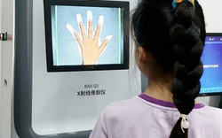 Suốt ngày lo "Con có bị lùn quá không?" nhưng bố mẹ không biết chính 4 sai lầm kinh điển này đang làm con lùn vĩnh viễn