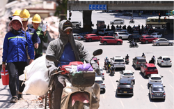 Hà Nội ghi nhận mức nhiệt cao nhất cả nước: Trung tâm Thủ đô nóng ngột ngạt khó thở, người dân vật vã giữa “chảo lửa” 38,7 độ C