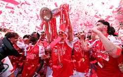 Khoảnh khắc triệu fan Arsenal vỡ oà: Chính thức nâng cúp, khép lại mùa giải vô địch bằng màn nhuộm đỏ sân khách cực cảm xúc