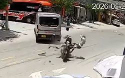 Hai thanh niên đi xe máy bay lên không trung sau khi tông xe 9 chỗ