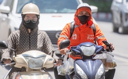 Hà Nội nắng như rang, shipper vừa chạy đơn vừa tấp vào bóng râm hồi sức