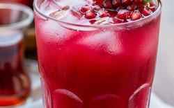 Ly nước đỏ được phong “kem chống nắng tự nhiên”: Làm chậm lão hóa, nâng tông da chấp cả tia UV