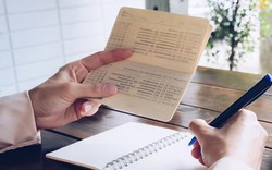 Cụ bà kiện ngân hàng vì khoản tiền gửi tiết kiệm suốt 27 năm bị áp lãi suất "không kỳ hạn"
