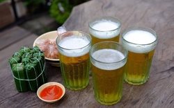 Trời nóng uống bia để giải nhiệt: Chuyên gia cảnh báo càng uống càng mất nước